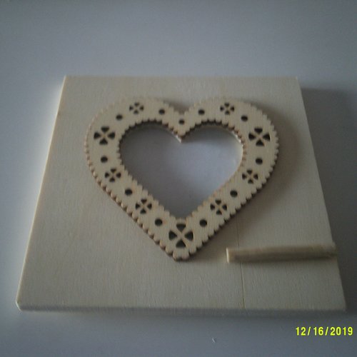 Très joli petit cadre photo en bois avec un coeur ajouré et dentelé - à customiser - 11 cm x 11 cm