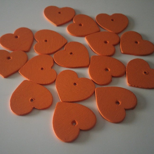 Lot de 16 coeurs en bois dans les tons orange pour votre décoration