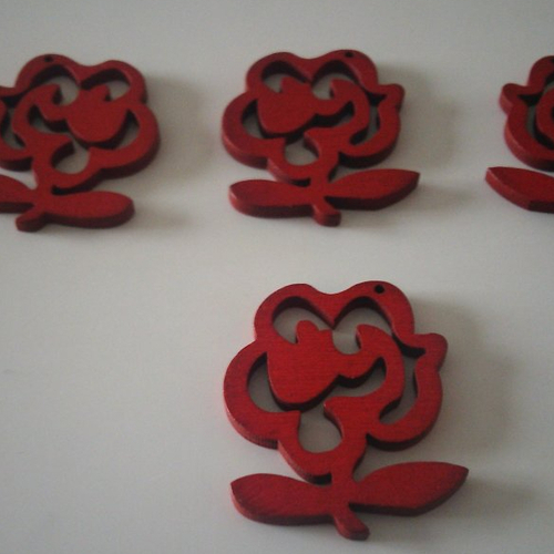 Lot de 4 pendentifs, bijoux -  jolies fleurs  en bois de couleurs rouge - 4 cm x 4,3 cm