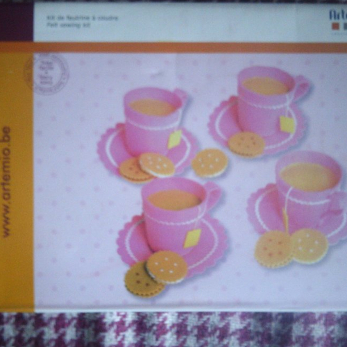 Kit de feutrine à coudre représentant des tasses, thé et petits gâteaux