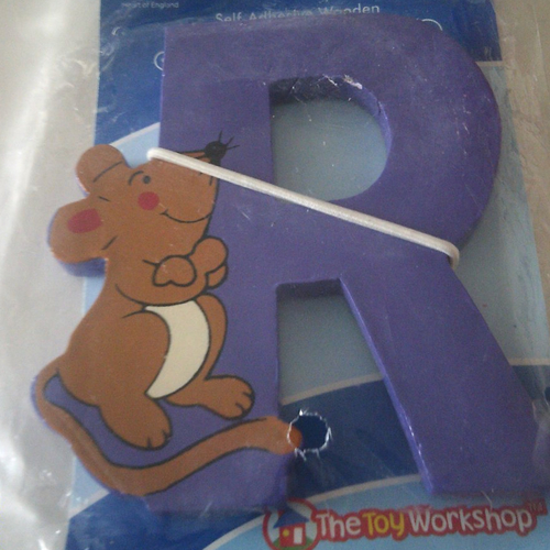 Lettre adhésive en bois peint   - représentant la lettre  "r" comme rat
