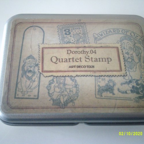 Boîte métal contenant 4 tampons bois et caoutchouc - le merveilleux magicien d'oz - dorothy.04