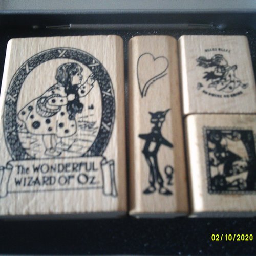 Boîte métal contenant 4 tampons bois et caoutchouc - the wonderful wizard of oz - dorothy.02