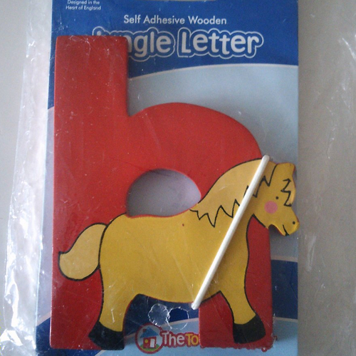 Lettre adhésive en bois peint - représentant la lettre  "h" comme horse (cheval)