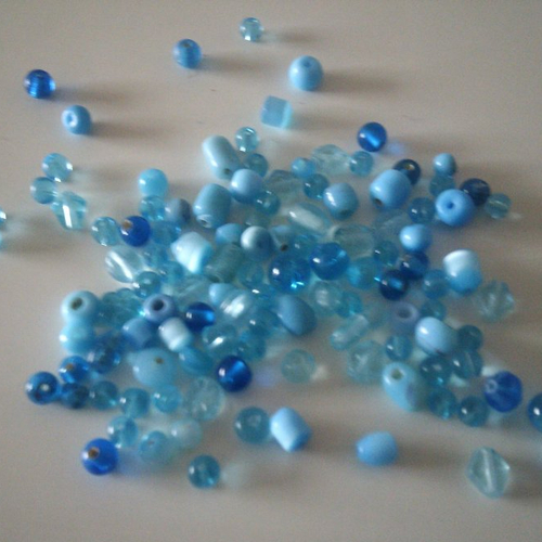 Sachet de 50 grammes de perles - assortiment de formes et de tailles dans les tons bleus