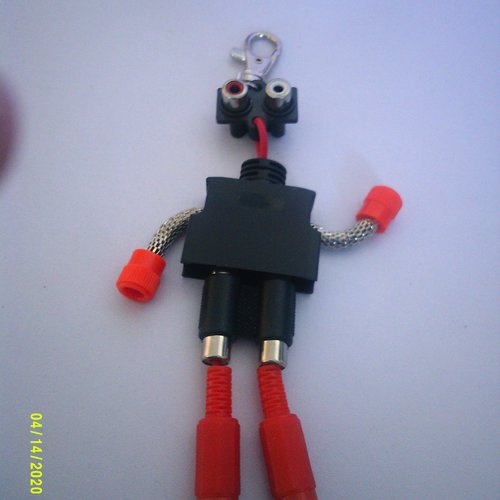 Porte-clés style robot en câbles rca