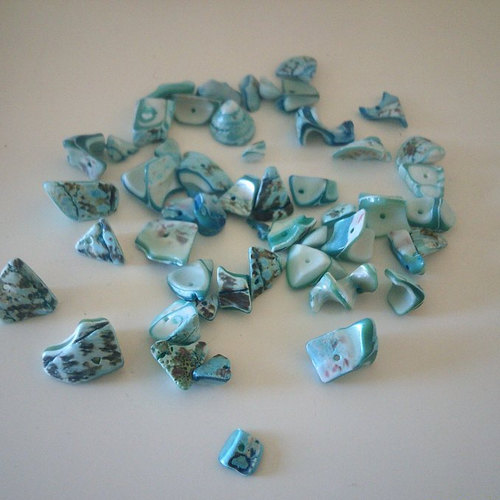 Sachet de 47 grammes de perles de nacres plates de couleur bleue - différentes tailles
