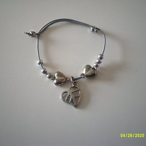 Bracelet élastique réglable avec perles métal argenté et charms en forme de coeur