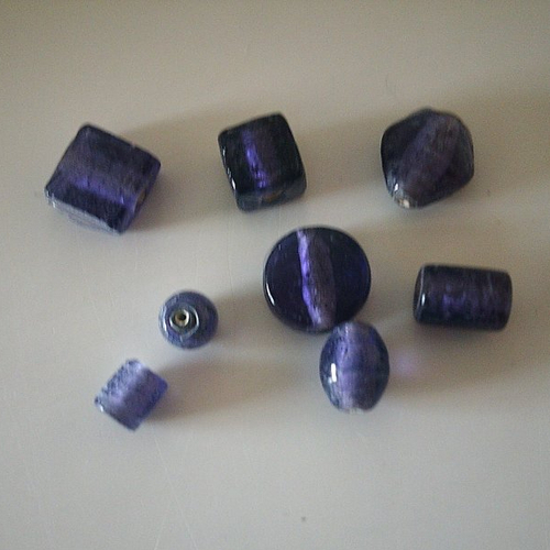 Lot de 8 perles en verre de différentes formes et tailles - couleur violet