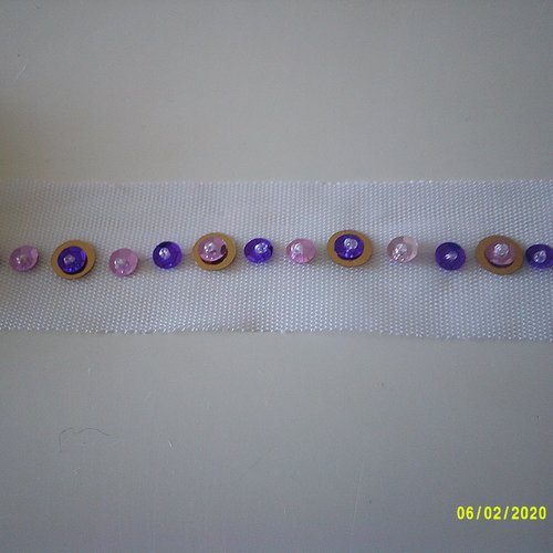 Applique de tulle brodé de sequins et de perles dans les tons violet, parme et bronze - 3,34 m x 3,8 cm