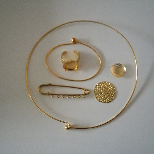 Apprêt collier, bracelet, bague, broche en métal rigide couleur or