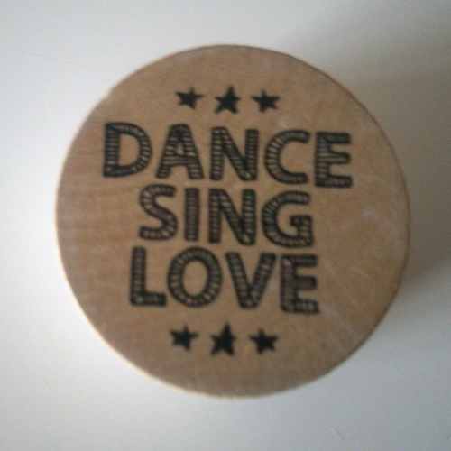 Tampon bois et caoutchouc - phrase "dance sing love"