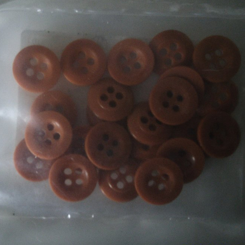 Lot de 20 boutons dans les tons orange  - 4 trous  - 15 mm