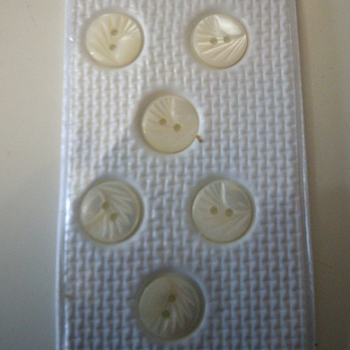 Lot de 6 petits boutons 2 trous aspect nacré avec décoration en relief - 15 mm