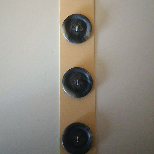 Lot de 3 boutons sur carte de couleur gris marbré - 4 trous - 20 mm - c 140