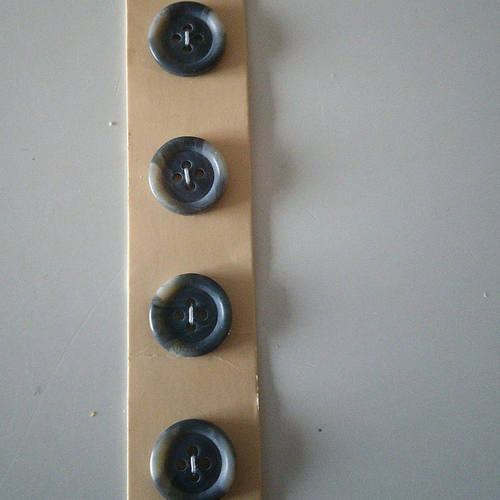 Lot de 4 boutons sur carte de couleur gris marbré - 4 trous - 15 mm - c139