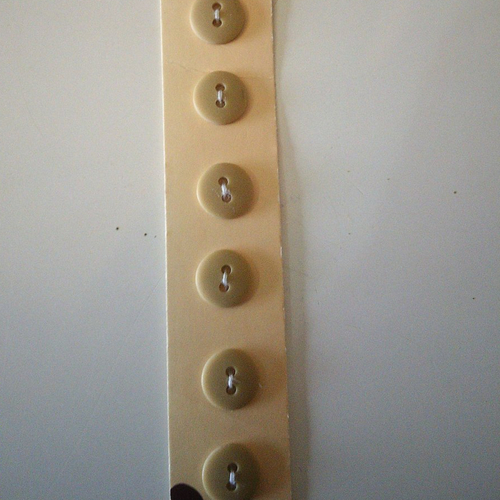 Lot de 6 boutons ronds de couleur beige foncé - marque "médiac" - 12 mm - c.124