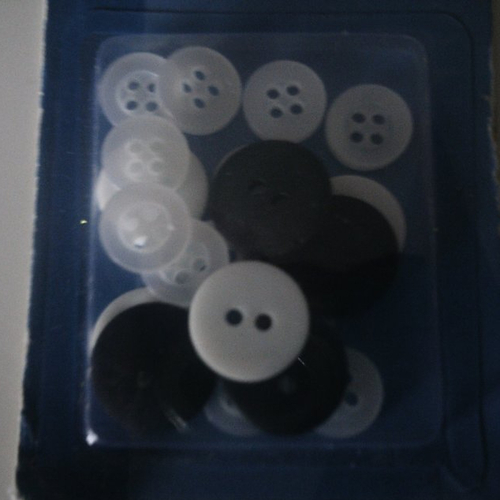 Lot de 20 boutons ronds assorties - noir et blanc - 2 trous  ou 4 trous