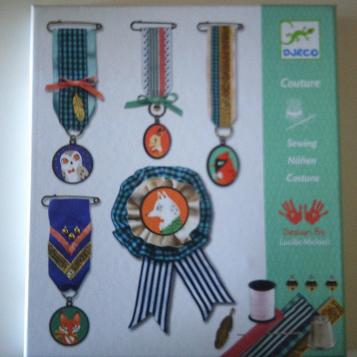 Boîte couture de fil en médailles - cinq décorations à coudre et assembler