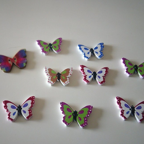 Lot de 9 boutons en bois représentant des papillons - 8 moyens et un plus grand - 2 trous
