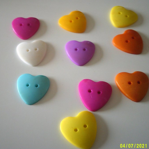 Sachet de 10  boutons en forme de coeur dans les tons très colorés aux couleurs actuelles