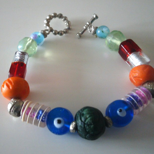 Bracelet de perles différentes formes et matières - se ferme par un anneau dans lequel on insère une tige