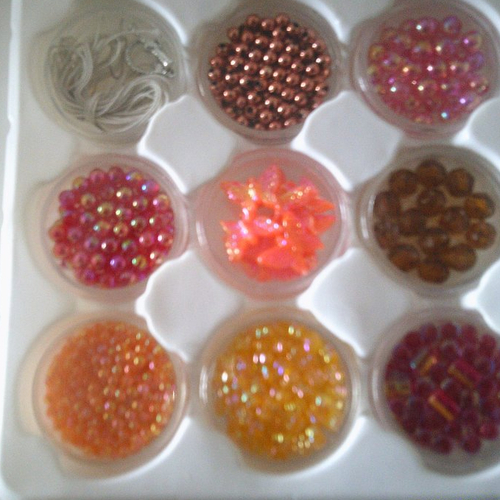 Lot de 600 perles de tailles et formes différentes avec fermoirs et crochets pour boucles d'oreilles