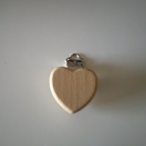 Clip en bois pour attache tétine, sucette en forme de coeur