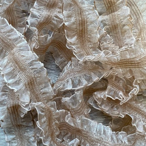 Élastique à volants en organza taupe – 2,5 cm x 2,5 mètres – réf. elastic6taupe