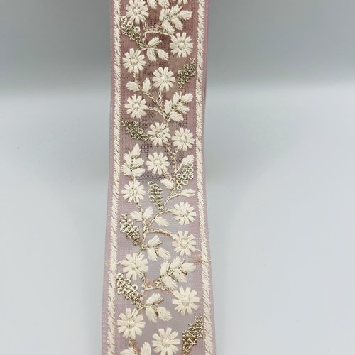 Galon brodé à fleurs blanches sur tulle – rose poudré – 4,5 cm x 2,5 mètres – réf. gapta14