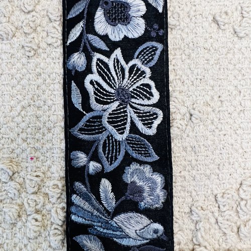 Galon brodé fleurs et oiseaux nacrés bleu marine – 5 cm x 2 mètres – réf. rbhat218