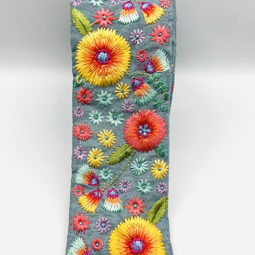 Galon brodé grandes fleurs fond bleu givré – 6,5 cm x 2,5 mètres – réf. gapta63