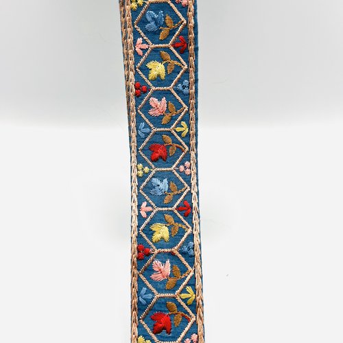 Galon brodé bleu roi à fleurs multicolores – 3 cm x 2,5 mètres – réf. gapta7