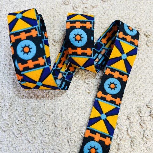 Biais en pagne africain wax zuri – 2 mètres x 2,5 cm – réf. biaiswaxzuri9