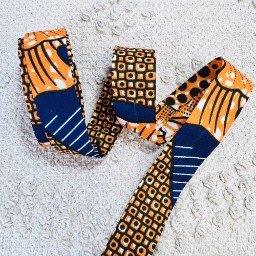 Biais en pagne africain wax tano – 2 mètres x 2,5 cm – réf. biaiswaxtano10