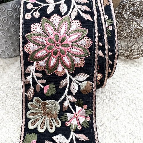 Galon brodé floral rose sur fond noir – 6,5 cm x 2,5 m – réf. gapta74