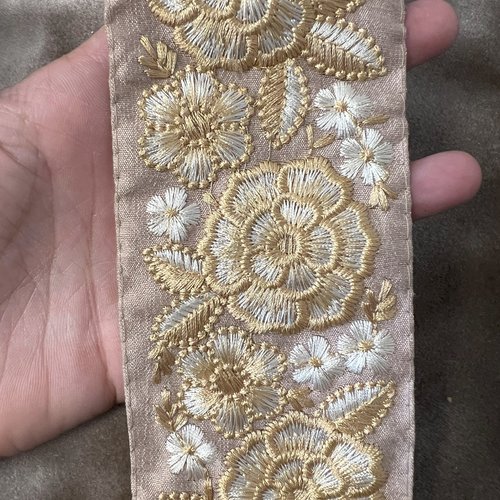 Galon large à fleurs dorées satiné et brodé en fils or – rose dragée – 7 cm x 2,5 mètres – réf. rbhat14