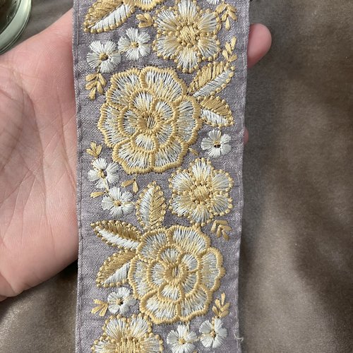 Galon large à fleurs dorées satiné et brodé en fils or – mauve – 7 cm x 2,5 mètres – réf. rbhat15