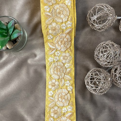 Galon large à fleurs dorées satiné et brodé en fils or – jaune – 7 cm x 2,5 mètres – réf. rbhat16