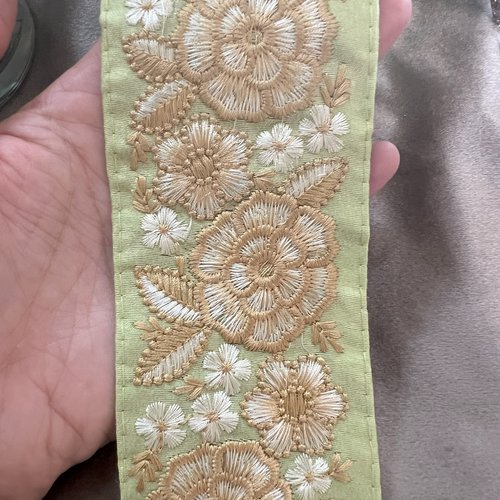 Galon large à fleurs dorées satiné et brodé en fils or – vert amande – 7 cm x 2,5 mètres – réf. rbhat17