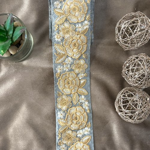 Galon large à fleurs dorées satiné et brodé en fils or – bleu glacier – 7 cm x 2,5 mètres – réf. rbhat18