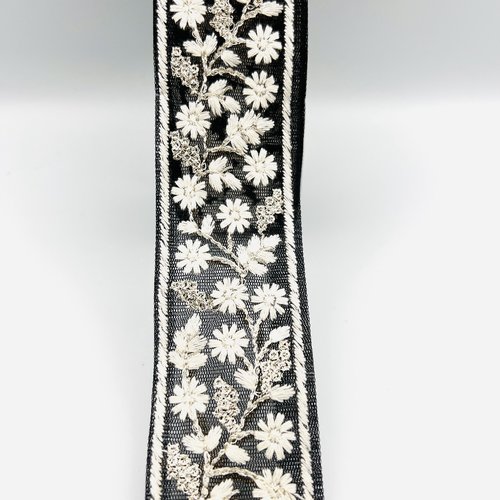 Galon brodé à fleurs blanches sur tulle – noir – 4,5 cm x 2,5 mètres – réf. gapta12