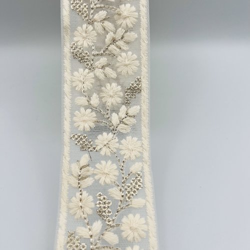 Galon brodé à fleurs blanches sur tulle – blanc – 4,5 cm x 2,5 mètres – réf. gapta13