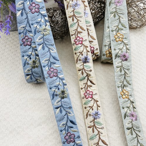 Galon brodé fin à motif floral – vert sauge – 3 cm x 2,5 mètres – réf. gapta27