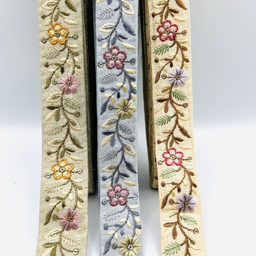 Galon brodé fin à motif floral – beige clair – 3 cm x 2,5 mètres – réf. gapta28