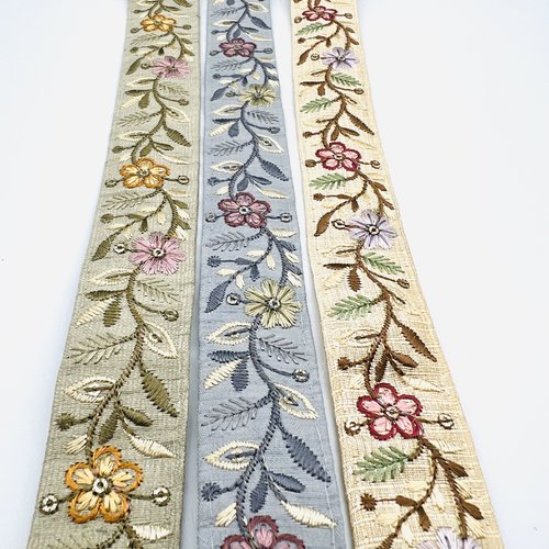 Galon brodé fin à motif floral – bleu grisé – 3 cm x 2,5 mètres – réf. gapta29