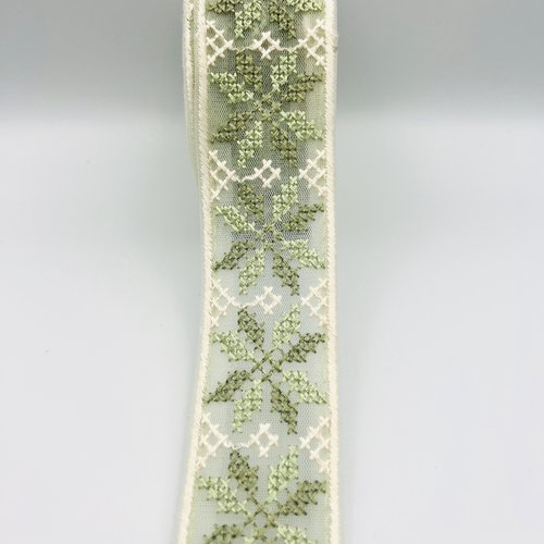Galon brodé sur fond organza – vert amande – 4 cm x 2,5 mètres – réf. gapta54
