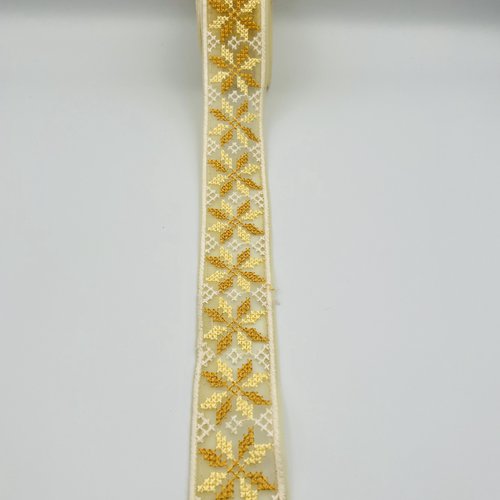 Galon brodé sur fond organza – jaune doré lumineux – 4 cm x 2,5 mètres – réf. gapta56