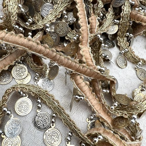 Galon doré à pampilles effet vieilli – 3 cm x 2,5 mètres – réf. gapta84