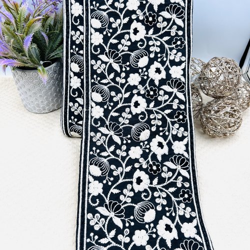 Galon brodé extra-large noir à fleurs ivoire – 14 cm x 2,5 mètres – réf. gapta41